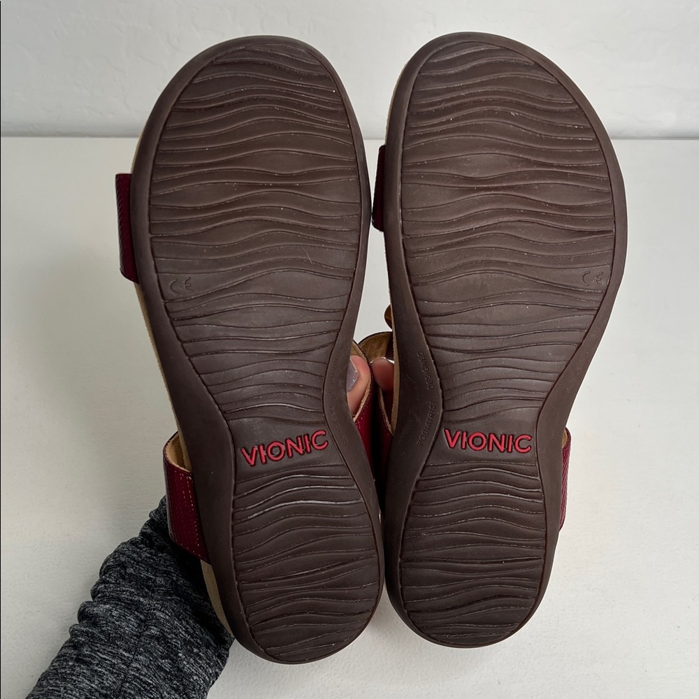 Vionic Farra Lizard Red Faux Leather Embossed Gold Metal Medallion Sandals 8 - Picture 10 of 10